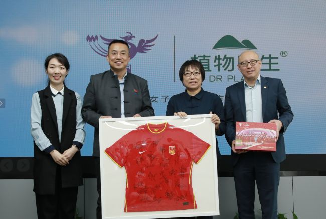 男仆打开双腿让少爷调教微博